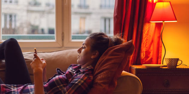 Une Française sur son téléphone