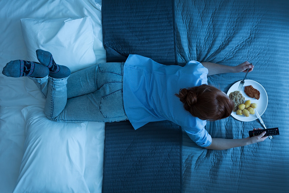 Repas tardif une personne mangeant de nuit dans son lit